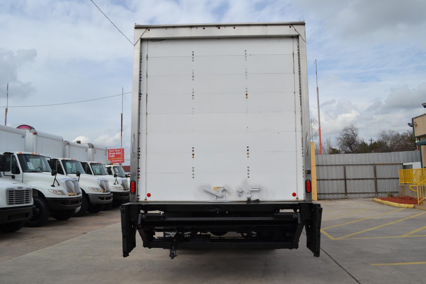 2020 WHITE /BLACK HINO 268 with an JO8E-WU 8.0L 230HP engine, ALLISON 2200HS AUTOMATIC transmission, located at 9172 North Fwy, Houston, TX, 77037, (713) 910-6868, 29.887470, -95.411903 - 25,950LB GVWR NON CDL, 26FT BOX, 13FT CLEARANCE, HEIGHT 103" X WIDTH 102", 2,500LB LIFT GATE, 95 GALLON FUEL TANK, SPRING RIDE, COLD A/C - Photo#5